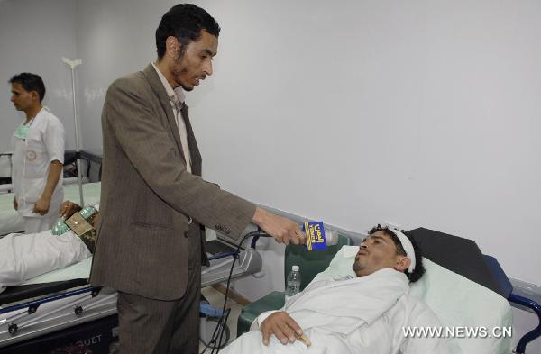 An injured pro-government demonstrator receives an interview in a hospital in Sanaa, capital of Yemen, April 27, 2011. Yemen's Interior Ministry said on Wednesday that anti-government protesters stormed a camp of the pro-government demonstrators and attacked the people in the camp, injuring over 300 government supporters. [Xinhua]