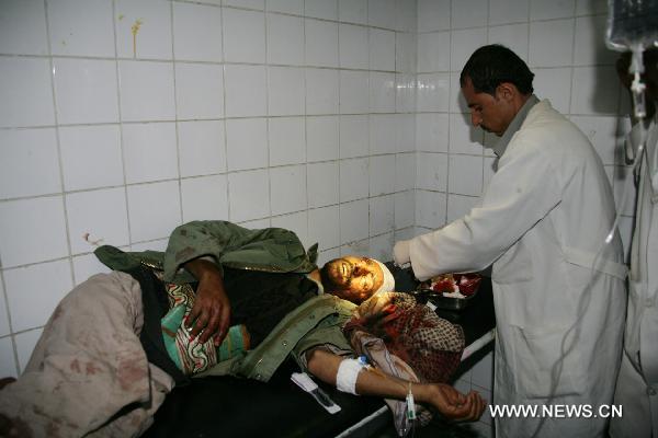 An injured pro-government demonstrator is treated in a hospital in Sanaa, capital of Yemen, April 27, 2011. Yemen's Interior Ministry said on Wednesday that anti-government protesters stormed a camp of the pro-government demonstrators and attacked the people in the camp, injuring over 300 government supporters. [Xinhua]