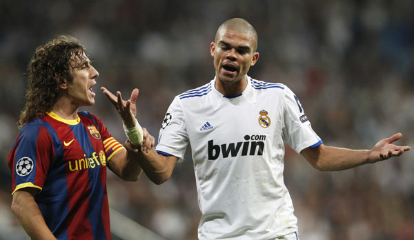 Real Madrid's Pepe (R) argues with Barcelona's Carles Puyol during their Champions League semi-final first leg soccer match at Santiago Bernabeu stadium in Madrid, April 27, 2011. (Xinhua/Reuters Photo)