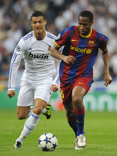 Real Madrid's Cristiano Ronaldo (L) runs against Barcelona's Seydou Keita during their Champions League semi-final first leg soccer match at Santiago Bernabeu stadium in Madrid April 27, 2011. (Xinhua/Reuters Photo)