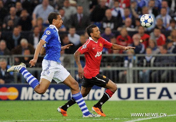 Manchester United's Nani (R) controls the ball during the first match of the 2010/11 UEFA Champions League semifinal against Schalke04 at Veltins-Arena in Gelsenkirchen, Germany, April 26, 2011.Manchester United won 2-0. (Xinhua/Ma Ning) 