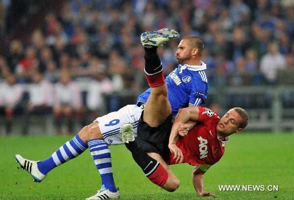 Nemanja Vidic (bottom) of Manchester United challenges Schalke04's Edu during their first match of the 2010/11 UEFA Champions League semifinal at Veltins-Arena in Gelsenkirchen, Germany, April 26, 2011. Manchester United won 2-0. (Xinhua/Ma Ning) 