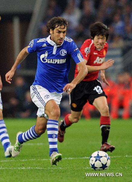 Schalke04's Raul Gonzalez controls the ball during the first match of the 2010/11 UEFA Champions League semifinal against Manchester United at Veltins-Arena in Gelsenkirchen, Germany, April 26, 2011. Manchester United won 2-0. (Xinhua/Ma Ning) 