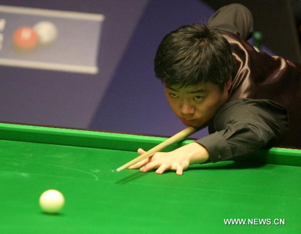 Ding Junhui of China plays during his quarter-final match against Mark Selby of England in 2011's World Snooker Championship in Sheffield, Britain, April 27, 2011. Ding won 13:10 to enter the semi-finals. (Xinhua/Xiu Kun)