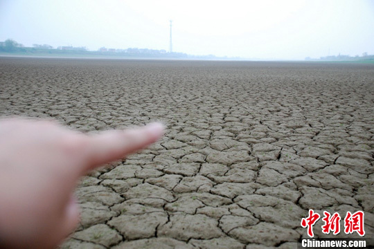 A severe drought has dropped the water level of major rivers in east China's Jiangxi Province.
