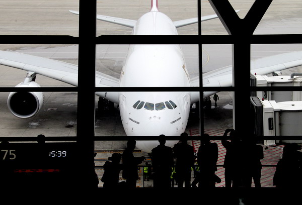 An Airbus A380 plane taxies on tarmac after touchdown at the Pudong International Airport in east China's Shanghai, April 27, 2011. The Emirates Flight EK302 is the first regular A380 air service to Shanghai. As the largest passenger plane in the world, the Airbus A380 seats up to 853 people at a cruising speed of up to 900 km/h or 560 mph.