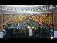 Muslims offers daily prayer in Nanguan Mosque. Located in downtown Yinchuan, Nanguan Mosque is one of the largest mosques in Ningxia Hui Autonomous Region. Covering an area of 2,074 square meters, the two-storey Arabic-style architecture can accommodate over 1,300 worshipers at a time. [Elaine Duan/China.org.cn]