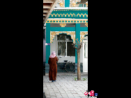 A female Muslim is seen in Nanguan Mosque. Located in downtown Yinchuan, Nanguan Mosque is one of the largest mosques in Ningxia Hui Autonomous Region. Covering an area of 2,074 square meters, the two-storey Arabic-style architecture can accommodate over 1,300 worshipers at a time. [Elaine Duan/China.org.cn]