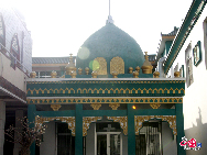 Typical Islamic decorations are easily seen in Nanguan Mosque. Located in downtown Yinchuan, Nanguan Mosque is one of the largest mosques in Ningxia Hui Autonomous Region. Covering an area of 2,074 square meters, the two-storey Arabic-style architecture can accommodate over 1,300 worshipers at a time. [Elaine Duan/China.org.cn]