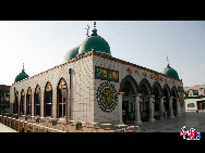 Located in downtown Yinchuan, Nanguan Mosque is one of the largest mosques in Ningxia Hui Autonomous Region. Covering an area of 2,074 square meters, the two-storey Arabic-style architecture can accommodate over 1,300 worshipers at a time. [Elaine Duan/China.org.cn]