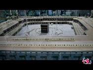 Nanguan Mosque exhibits the miniature model of the Grand Mosque in Mecca, the holiest city in Islam. The mosque boasts to be the largest mosque in the world. It surrounds the Kaaba, which Muslims turn towards while offering daily prayer. [Elaine Duan/China.org.cn]