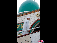 An elderly imam strolls around in Nanguan Mosque. Located in downtown Yinchuan, Nanguan Mosque is one of the largest mosques in Ningxia Hui Autonomous Region. Covering an area of 2,074 square meters, the two-storey Arabic-style architecture can accommodate over 1,300 worshipers at a time. [Elaine Duan/China.org.cn]