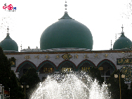 The fountain in front of the prayer hall features a leaping display of water in Nanguan Mosque. Located in downtown Yinchuan, Nanguan Mosque is one of the largest mosques in Ningxia Hui Autonomous Region. Covering an area of 2,074 square meters, the two-storey Arabic-style architecture can accommodate over 1,300 worshipers at a time. [Elaine Duan/China.org.cn]