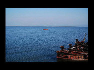 Covering a circumference of 400 kilometers, Chaohu Lake is located in the middle of Anhui Province. Shaped like a bird's nest, 'Chaohu' means the nest lake. It is the fifth largest freshwater lake in China, and reputed as the 'Oriental Geneva' for its location on the Golden Triangle of Anhui. [一号菜鸟/Forums.nphoto] 