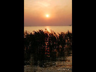 Covering a circumference of 400 kilometers, Chaohu Lake is located in the middle of Anhui Province. Shaped like a bird's nest, 'Chaohu' means the nest lake. It is the fifth largest freshwater lake in China, and reputed as the 'Oriental Geneva' for its location on the Golden Triangle of Anhui. [一号菜鸟/Forums.nphoto] 