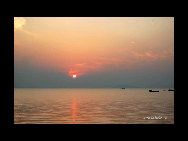 Covering a circumference of 400 kilometers, Chaohu Lake is located in the middle of Anhui Province. Shaped like a bird's nest, 'Chaohu' means the nest lake. It is the fifth largest freshwater lake in China, and reputed as the 'Oriental Geneva' for its location on the Golden Triangle of Anhui. [一号菜鸟/Forums.nphoto] 