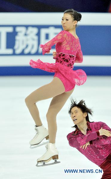 Pang Qing (L) and Tong Jian of China compete during the pairs free skating competition at the ISU World Figure Skating Championships in Moscow April 28, 2011. Pang and Tong took the bronze medal with 204.12 points in total. (Xinhua/Liu Lihang) 