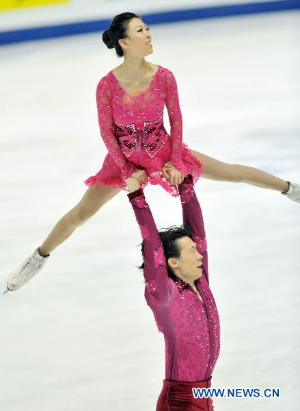 Pang Qing (Top) and Tong Jian of China compete during the pairs free skating competition at the ISU World Figure Skating Championships in Moscow April 28, 2011. Pang and Tong took the bronze medal with 204.12 points in total. (Xinhua/Liu Lihang)