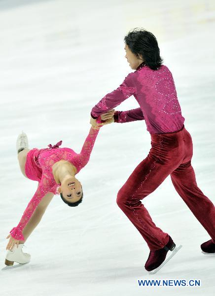 Pang Qing (L) and Tong Jian of China compete during the pairs free skating competition at the ISU World Figure Skating Championships in Moscow April 28, 2011. Pang and Tong took the bronze medal with 204.12 points in total. (Xinhua/Liu Lihang)