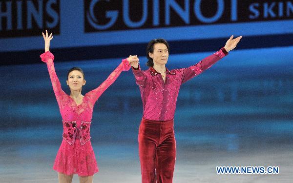 Pang Qing (L) and Tong Jian of China greet the spectators after their pairs free skating competition at the ISU World Figure Skating Championships in Moscow April 28, 2011. Pang and Tong took the bronze medal with 204.12 points in total. (Xinhua/Liu Lihang)