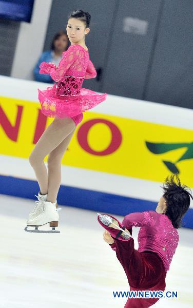 Pang Qing (L) and Tong Jian of China compete during the pairs free skating competition at the ISU World Figure Skating Championships in Moscow April 28, 2011. Pang and Tong took the bronze medal with 204.12 points in total. (Xinhua/Liu Lihang)