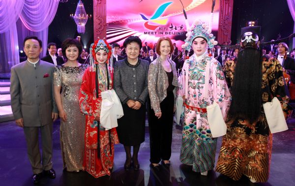 Chinese State Councilor Liu Yandong (C, front) and Australian Prime Minister Julia Gillard (3rd R, front) pose for a group photo with performers after an evening gala in Beijing, capital of China, April 27, 2011.