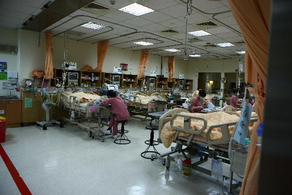 Injured Chinese mainland tourists receive medical treatment in a local hospital in Taiwan on April, 27, 2011. A small train overturned in Taiwan's Ali Mountain area on April 28, killing five tourists from the mainland and injuring more than 100 others.