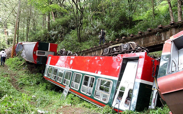 A small train overturned in Taiwan's Ali Mountain area on Wednesday, April 28, killing five tourists from the mainland and injuring more than 100 others.