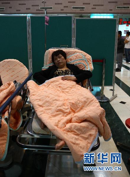 An injured Chinese mainland tourist receives medical treatment in a local hospital in Taiwan on April, 27, 2011. A small train overturned in Taiwan's Ali Mountain area on April 28, killing five tourists from the mainland and injuring more than 100 others. 