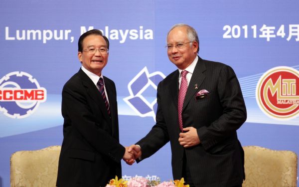 Chinese Premier Wen Jiabao (L) and Malaysian Prime Minister Najib Tun Razak attend the Malaysia-China Economic, Trade and Investment Cooperation Forum in Kuala Lumpur, Malaysia, April 28, 2011. 