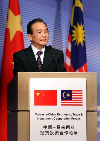 Chinese Premier Wen Jiabao addresses the Malaysia-China Economic, Trade and Investment Cooperation Forum in Kuala Lumpur, Malaysia, April 28, 2011.