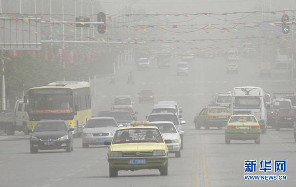 Strong gales hit Hami, northwest China's Xinjiang Uygur Autonomous Region, on April 28, 2011. Traffic is disrupted on two trunk railway lines in the region. 