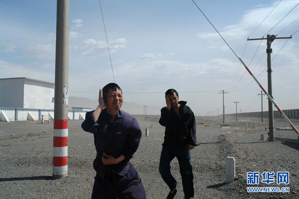 Strong gales hit northwest China's Xinjiang Uygur Autonomous Region, on April 28, 2011. 