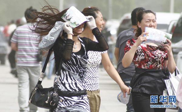 Strong gales hit Hami, northwest China's Xinjiang Uygur Autonomous Region, on April 28, 2011.