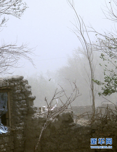 Strong gales hit northwest China's Xinjiang Uygur Autonomous Region, on April 28, 2011. 