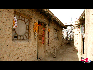 Located 30 kilometers northwest of Yinchuan, China West Film Studio boasts to be the best place for shooting the outdoor scenes of Western China and Ancient China theme movies. Many smash Chinese movies march toward the world from here, including 'Red Sorghum' and 'Big Words of Western Tour'. [Elaine Duan/China.org.cn] 