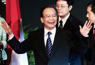 Premier Wen Jiabao reacts as the audience applauds after his speech before the Indonesia Council of World Affairs in Jakarta, April 30, 2011. [China Daily]
