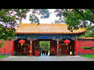 Prospect Hill (Jingshan) is situated just north of the Palace Museum. From the Yuan Dynasty onwards, this area was a 'forbidden garden'.Opened to the public in 1928, it formally became a park after 1949.[v7a8d9t6/bbs.fengniao.com]