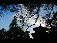 Prospect Hill (Jingshan) is situated just north of the Palace Museum. From the Yuan Dynasty onwards, this area was a 'forbidden garden'.Opened to the public in 1928, it formally became a park after 1949.[英伦三岛/bbs.fengniao.com]