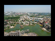 Beijing's best amusement park sprawls out across a square kilometer of land outside the East Fourth Ring Road and offers 40 rides, an IMAX theater, more than 100 games and seven cinemas. The park is divided into a number of themed areas inspired by such civilizations as Mayan Central America, Minoan Greece and Shangri-la – the little kiddies play in Ant Kingdom.[riffhoo/bbs.fengniao.com] 