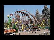 Beijing's best amusement park sprawls out across a square kilometer of land outside the East Fourth Ring Road and offers 40 rides, an IMAX theater, more than 100 games and seven cinemas. The park is divided into a number of themed areas inspired by such civilizations as Mayan Central America, Minoan Greece and Shangri-la – the little kiddies play in Ant Kingdom.[riffhoo/bbs.fengniao.com] 