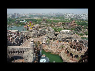 Beijing's best amusement park sprawls out across a square kilometer of land outside the East Fourth Ring Road and offers 40 rides, an IMAX theater, more than 100 games and seven cinemas. The park is divided into a number of themed areas inspired by such civilizations as Mayan Central America, Minoan Greece and Shangri-la – the little kiddies play in Ant Kingdom.[riffhoo/bbs.fengniao.com] 