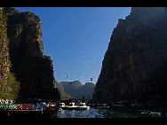 Dragon Rejoice Ravine has been a local attraction since the Song Dynasty. Emperor Renzong of the Yuan Dynasty was born south of here. When he ascended the throne, he named the county Longqing Prefecture to commemorate his birthplace. Some say the scenery can be compared to Lijiang in Guilin and the Three Gorges of the Yangtze River. [山汉进城/forums.nphoto.net]