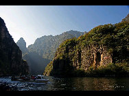 Dragon Rejoice Ravine has been a local attraction since the Song Dynasty. Emperor Renzong of the Yuan Dynasty was born south of here. When he ascended the throne, he named the county Longqing Prefecture to commemorate his birthplace. Some say the scenery can be compared to Lijiang in Guilin and the Three Gorges of the Yangtze River. [山汉进城/forums.nphoto.net]