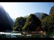 Dragon Rejoice Ravine has been a local attraction since the Song Dynasty. Emperor Renzong of the Yuan Dynasty was born south of here. When he ascended the throne, he named the county Longqing Prefecture to commemorate his birthplace. Some say the scenery can be compared to Lijiang in Guilin and the Three Gorges of the Yangtze River. [山汉进城/forums.nphoto.net]