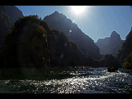 Dragon Rejoice Ravine has been a local attraction since the Song Dynasty. Emperor Renzong of the Yuan Dynasty was born south of here. When he ascended the throne, he named the county Longqing Prefecture to commemorate his birthplace. Some say the scenery can be compared to Lijiang in Guilin and the Three Gorges of the Yangtze River. [山汉进城/forums.nphoto.net]