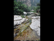 Heilongtan (Black Dragon Pond) is a new popular summer resort located in Miyun County, about 100 kilometers northeast of Beijing. Every summer, visitors from the urban oven flock to the pond to escape scalding temperatures. The getaway is home to 18 lagoons and three waterfalls with a height of 220 meters. [albertyth/bbs.fengniao.com]