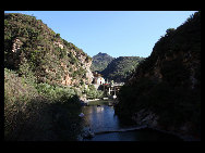 Heilongtan (Black Dragon Pond) is a new popular summer resort located in Miyun County, about 100 kilometers northeast of Beijing. Every summer, visitors from the urban oven flock to the pond to escape scalding temperatures. The getaway is home to 18 lagoons and three waterfalls with a height of 220 meters. [缘在梦中不相识/bbs.fengniao.com]