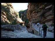 Heilongtan (Black Dragon Pond) is a new popular summer resort located in Miyun County, about 100 kilometers northeast of Beijing. Every summer, visitors from the urban oven flock to the pond to escape scalding temperatures. The getaway is home to 18 lagoons and three waterfalls with a height of 220 meters. [缘在梦中不相识/bbs.fengniao.com]