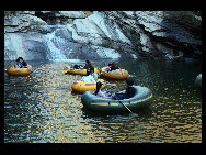 Heilongtan (Black Dragon Pond) is a new popular summer resort located in Miyun County, about 100 kilometers northeast of Beijing. Every summer, visitors from the urban oven flock to the pond to escape scalding temperatures. The getaway is home to 18 lagoons and three waterfalls with a height of 220 meters. [缘在梦中不相识/bbs.fengniao.com]